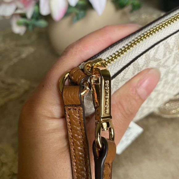 Michael Kors wristlet - Picture 5 of 12